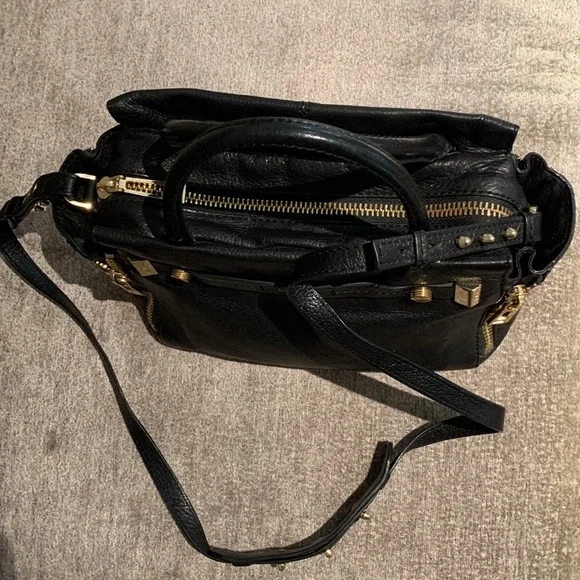 BOTKIER Black leather crossbody bag w / gold zippers and hardware - Picture 2 of 6